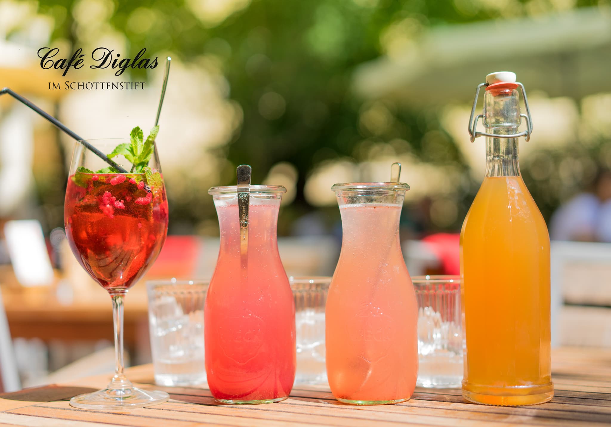 Sommer Getränke Gastgarten Café Diglas Schottenstift Wien - Aperol Spritz, hausgemachte Limonaden und Säfte im Innenhof