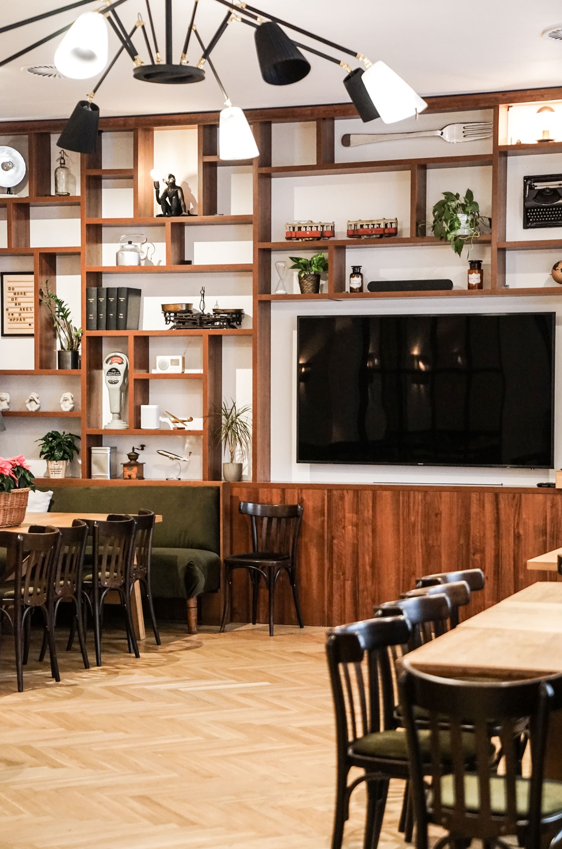 Bildschirm und Sitzbereich im Veranstaltungssalon des Café Diglas