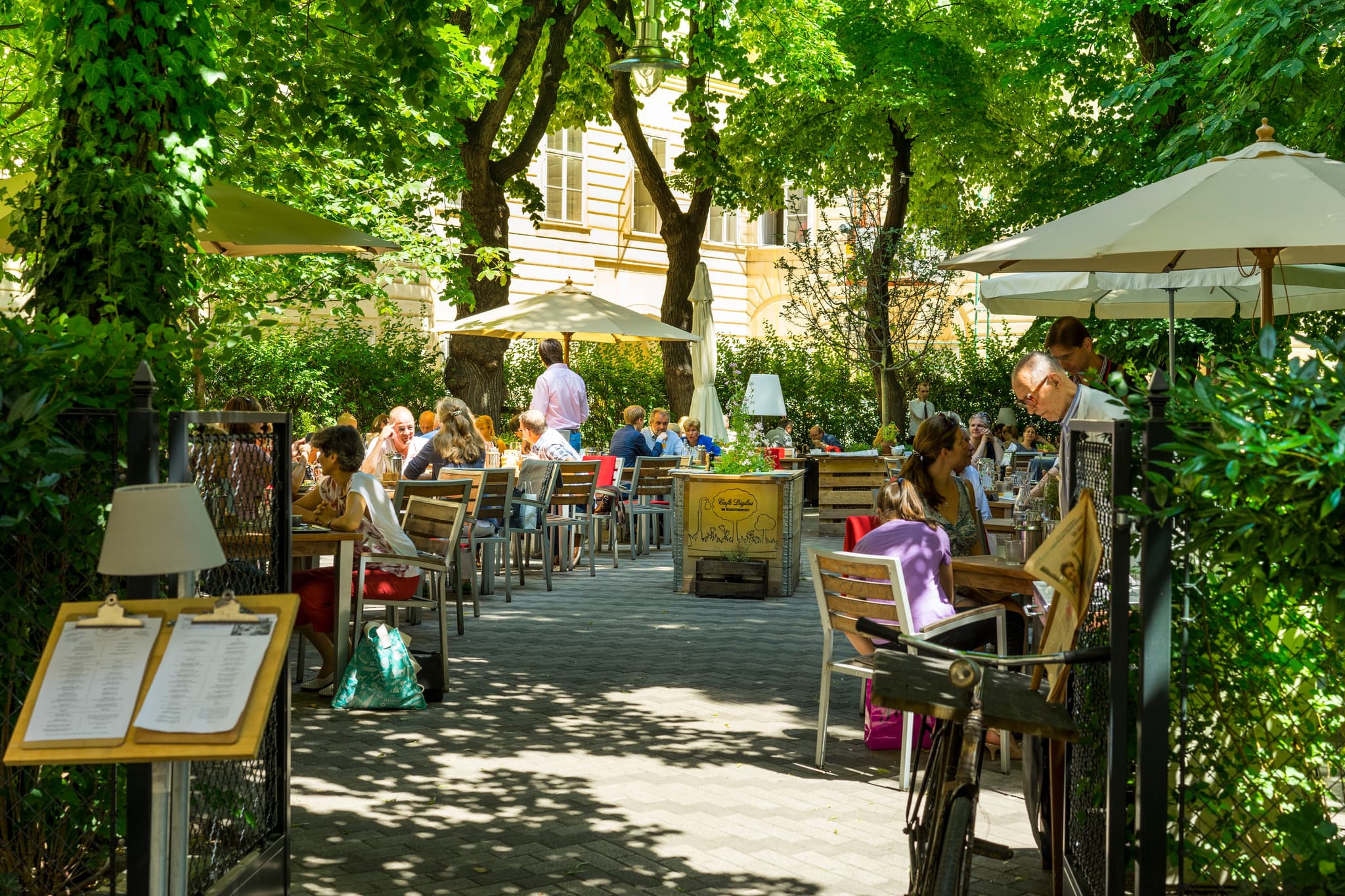 Gastgarten Wien - Gäste genießen den Sommertag