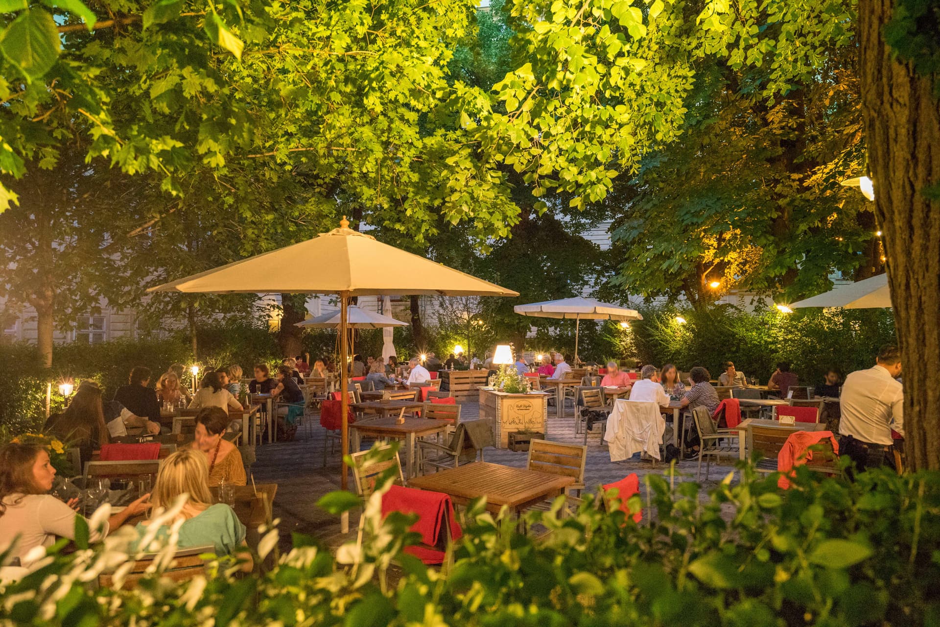 Gastgarten Wien - Romantische Abendstimmung
