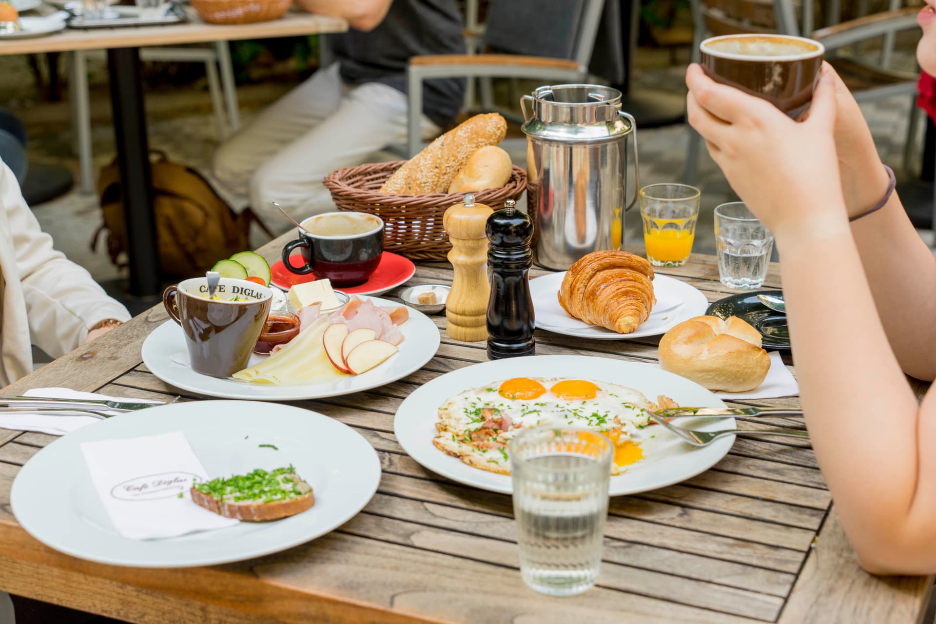 Frühstück mit Kaffee, Gebäck, Eiern und Aufschnitt im Café Diglas