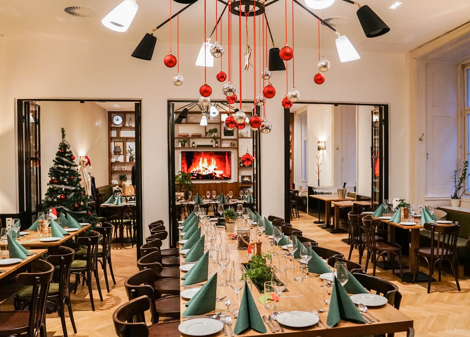 Festlich gedeckte Tafeln und Weihnachtsdekoration im Schottenstift