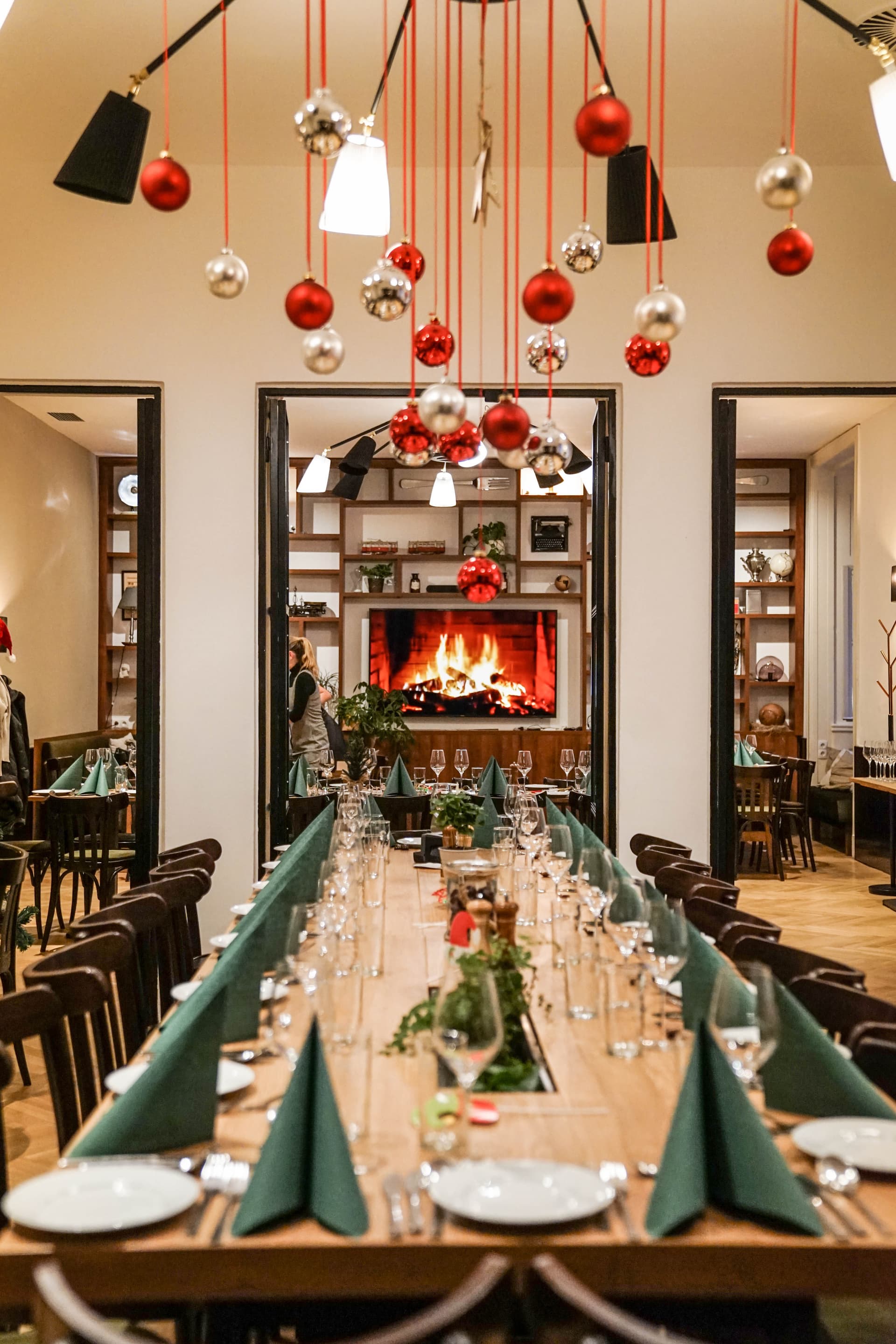 Weihnachtlich gedeckte lange Tafel im Café Diglas